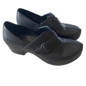 Dansko Tamera Women’s Black Leather Buckle Clogs size 40 US 9.5-10 GUC